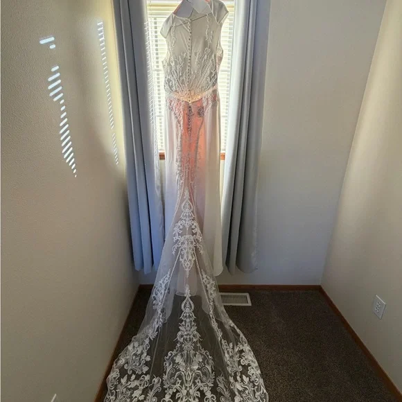 Pronovias Barcelona Cream Lace with Intricate Patterns - Picture 2 of 16